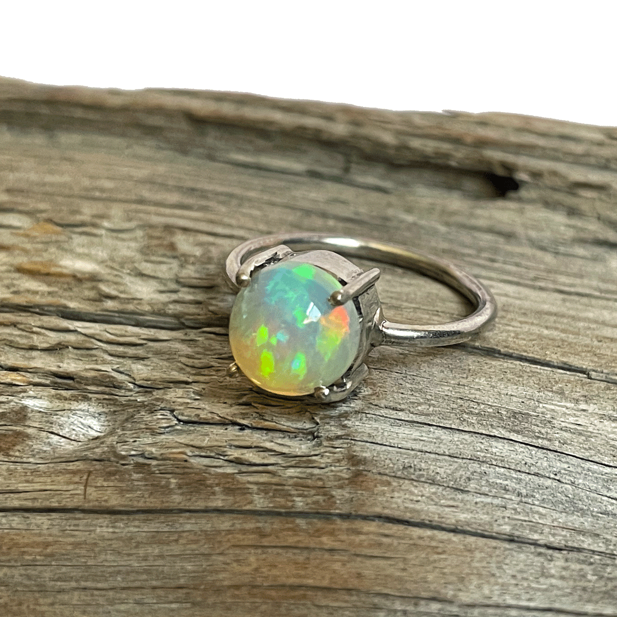 Round Ethiopian Opal Ring Biographie