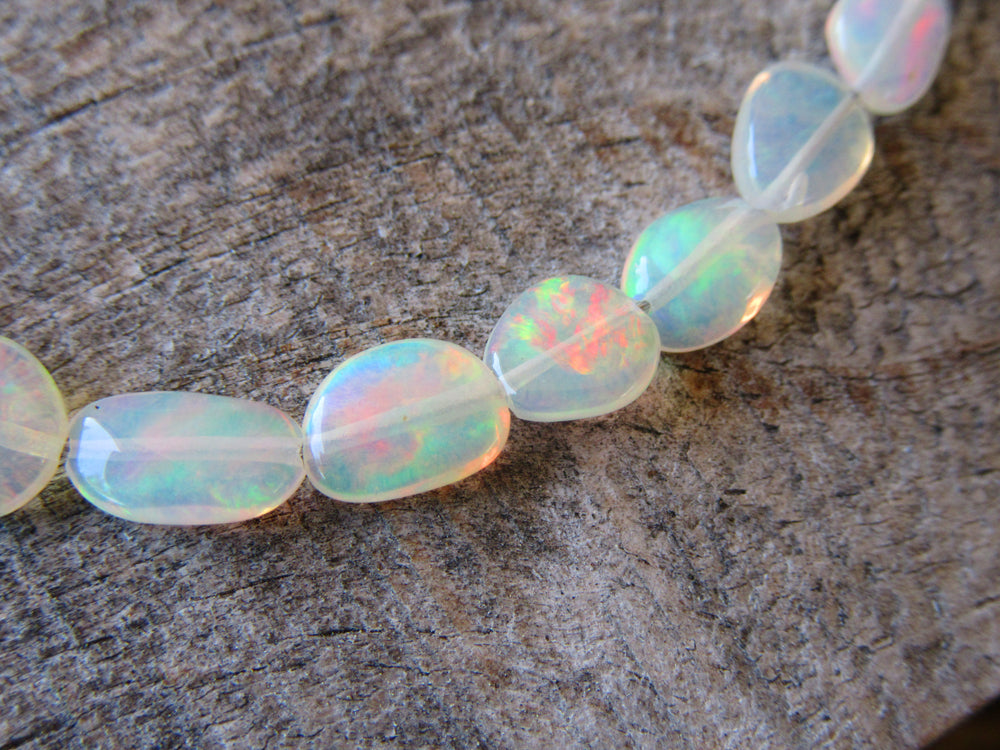 Crystal Opal Bead Bracelet Biographie