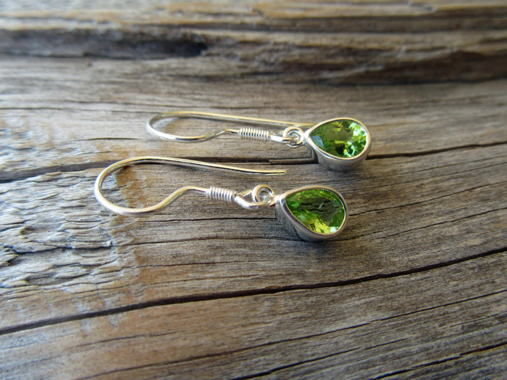 Peridot Teardrop Earrings Biographie